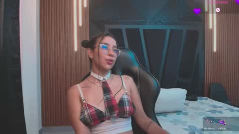 Snapshot of zoee_martins_ chatting on May 5, 3:31 pm Zoe 3 online show from May 5, 3:31 pm