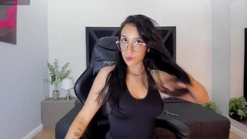 Snapshot of zoee_martins_ chatting on May 11, 5:54 pm Zoe 3 online show from May 11, 5:54 pm