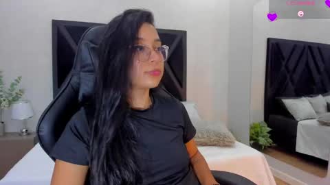 Snapshot of zoee_martins_ chatting on May 13, 6:16 pm Zoe 3 online show from May 13, 6:16 pm