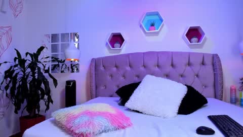 Snapshot of zoehilton chatting on January 14, 3:57 pm Zoe online show from January 14, 3:57 pm