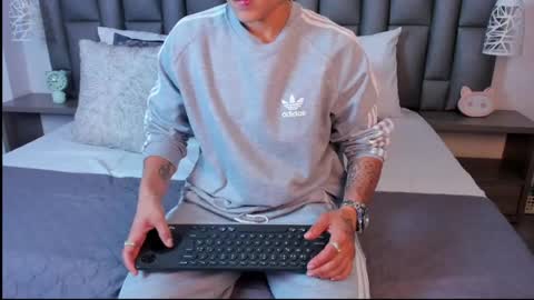 Zoe Krug online show from April 21, 12:33 pm