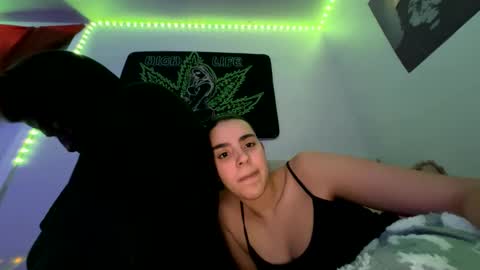 Snapshot of zoel87 chatting on January 16, 1:06 am LovelyLatin25 online show from January 16, 1:06 am