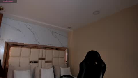 Zoes online show from April 27, 11:30 am