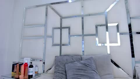 Snapshot of zoeswanx chatting on December 3, 11:30 am ZoeSwam online show from December 3, 11:30 am