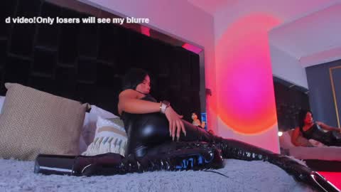 zoevidal_ online show from February 3, 6:07 pm