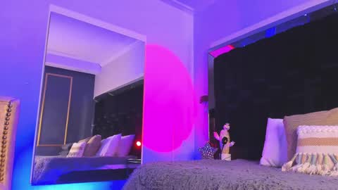 zoevidal_ online show from March 5, 12:00 pm