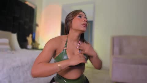 zoevidal_ online show from September 12, 12:05 pm