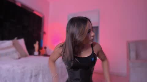 zoevidal_ online show from September 22, 11:45 am