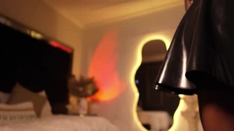 zoevidal_ online show from October 8, 12:03 pm