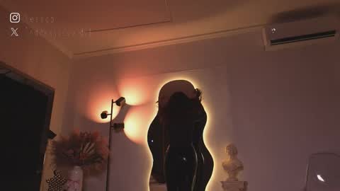 zoevidal_ online show from March 29, 12:05 pm