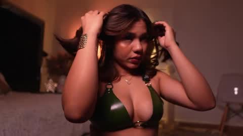 zoevidal_ online show from April 4, 12:02 pm