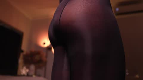 zoevidal_ online show from April 22, 12:07 pm