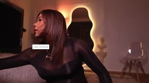 zoevidal_ online show from June 10, 12:04 pm