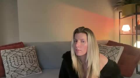 Snapshot of zoeydanner chatting on February 12, 11:33 pm Zoeydanner online show from February 12, 11:33 pm