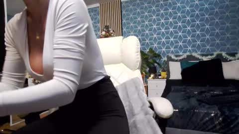 Snapshot of zoeylarkens chatting on December 2, 7:20 pm Zoey online show from December 2, 7:20 pm