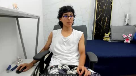 Snapshot of zoro_v chatting on October 23, 7:45 pm online show from October 23, 7:45 pm