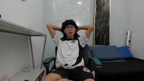 Snapshot of zoro_v chatting on October 27, 7:29 pm online show from October 27, 7:29 pm