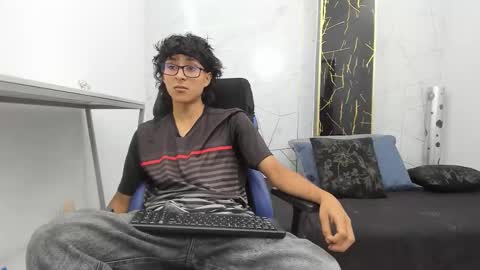 Snapshot of zoro_v chatting on October 29, 7:48 pm online show from October 29, 7:48 pm