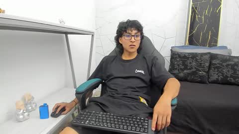 Snapshot of zoro_v chatting on October 30, 9:04 pm online show from October 30, 9:04 pm