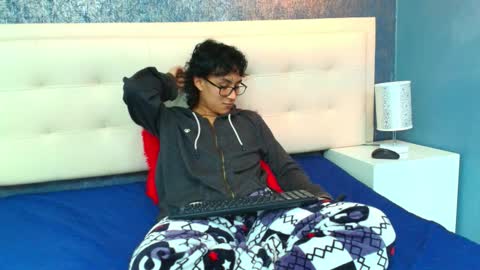 Snapshot of zoro_v chatting on November 7, 12:27 pm online show from November 7, 12:27 pm