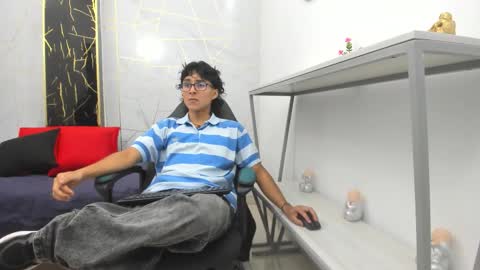 Snapshot of zoro_v chatting on November 9, 7:34 pm online show from November 9, 7:34 pm