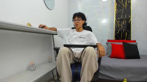 Snapshot of zoro_v chatting on November 11, 7:58 pm online show from November 11, 7:58 pm