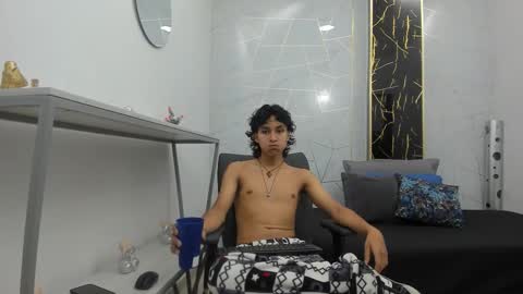 Snapshot of zoro_v chatting on November 13, 7:35 pm online show from November 13, 7:35 pm