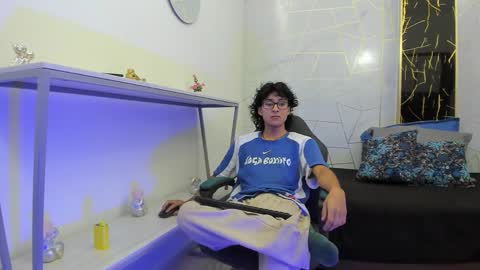 Snapshot of zoro_v chatting on November 19, 7:25 pm online show from November 19, 7:25 pm