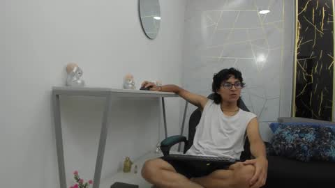 Snapshot of zoro_v chatting on November 23, 7:35 pm online show from November 23, 7:35 pm