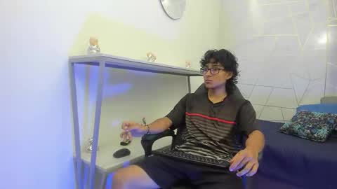 Snapshot of zoro_v chatting on November 24, 7:46 pm online show from November 24, 7:46 pm