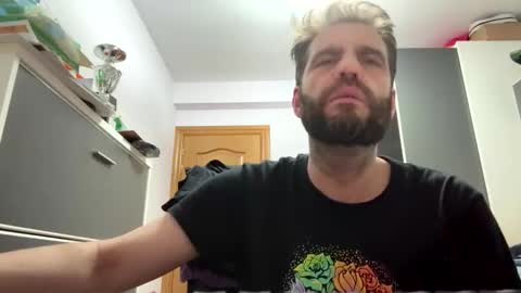 Snapshot of zurdineno chatting on June 1, 11:17 pm zurdineno online show from June 1, 11:17 pm