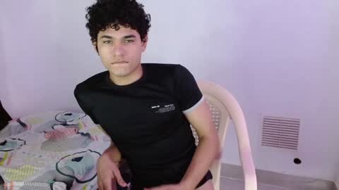 Snapshot of zyrosxk chatting on January 2, 9:33 am antonio felipe online show from January 2, 9:33 am