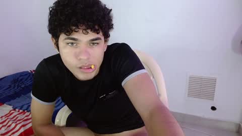 Snapshot of zyrosxk chatting on January 5, 5:41 am antonio felipe online show from January 5, 5:41 am