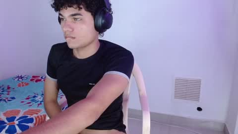 Snapshot of zyrosxk chatting on January 15, 6:43 am antonio felipe online show from January 15, 6:43 am