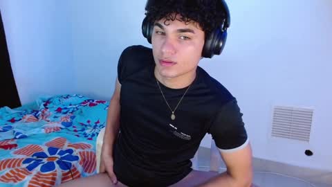 Snapshot of zyrosxk chatting on January 25, 9:36 am antonio felipe online show from January 25, 9:36 am