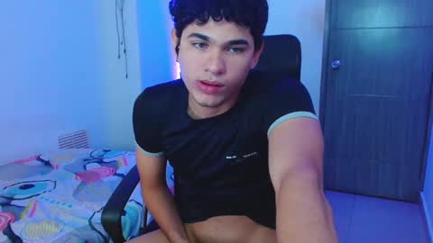 Snapshot of zyrosxk chatting on February 15, 7:06 am antonio felipe online show from February 15, 7:06 am