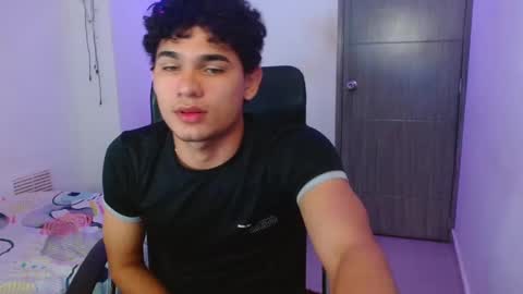 Snapshot of zyrosxk chatting on February 17, 10:07 am antonio felipe online show from February 17, 10:07 am