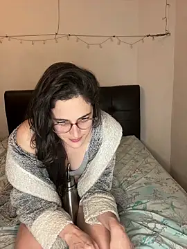 Lunaabbey online show from April 5, 9:45 pm