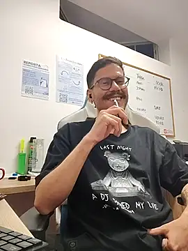 Snapshot of AndyHepburn chatting on November 10, 11:59 pm AndyHepburn online show from November 10, 11:59 pm