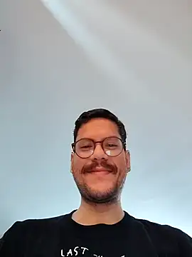 Snapshot of AndyHepburn chatting on November 11, 4:40 pm AndyHepburn online show from November 11, 4:40 pm