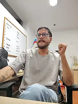 Snapshot of AndyHepburn chatting on December 14, 12:49 am AndyHepburn online show from December 14, 12:49 am