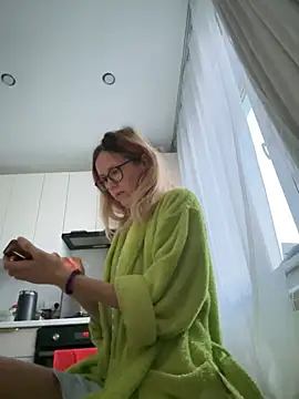 Snapshot of angelmommu chatting on February 9, 4:36 am angelmommu online show from February 9, 4:36 am