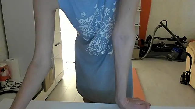 Snapshot of angelmommu chatting on February 19, 5:49 am angelmommu online show from February 19, 5:49 am