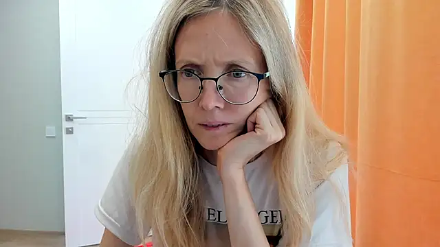 Snapshot of angelmommu chatting on September 17, 6:59 am angelmommu online show from September 17, 6:59 am