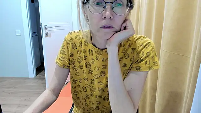 Snapshot of angelmommu chatting on September 22, 5:26 pm angelmommu online show from September 22, 5:26 pm