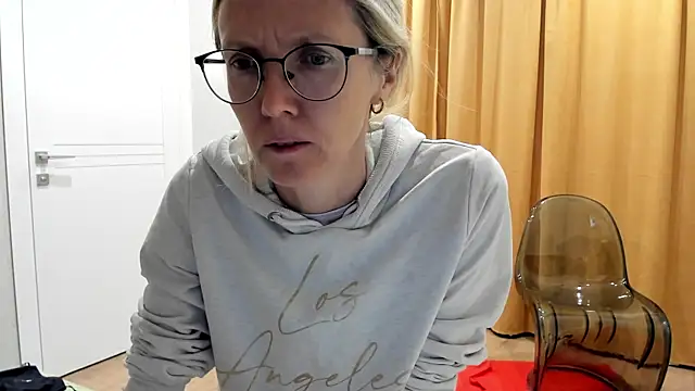 Snapshot of angelmommu chatting on October 14, 4:57 am angelmommu online show from October 14, 4:57 am