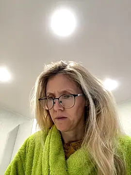 Snapshot of angelmommu chatting on October 24, 6:43 am angelmommu online show from October 24, 6:43 am