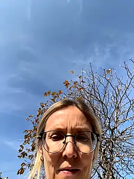 Snapshot of angelmommu chatting on November 8, 9:42 am angelmommu online show from November 8, 9:42 am