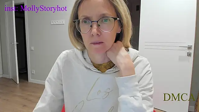 Snapshot of angelmommu chatting on December 1, 8:19 am angelmommu online show from December 1, 8:19 am