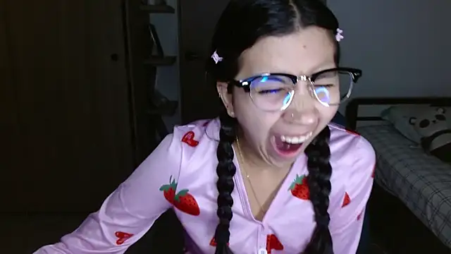 mia  lopez  online show from April 5, 1:14 am